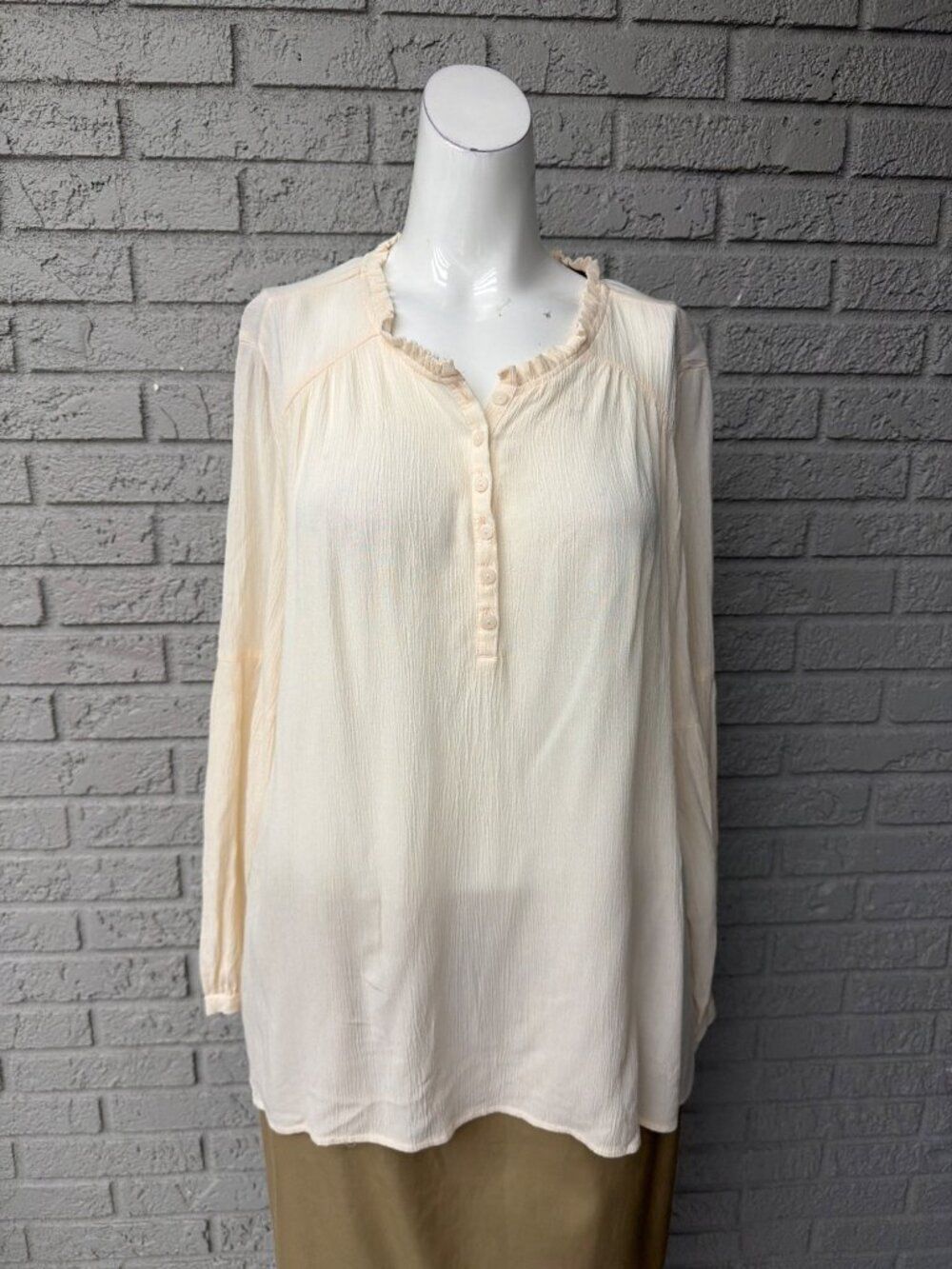 Frye and Co Cream Crinkle Long Sleeve Peasant Top Blouse Size L